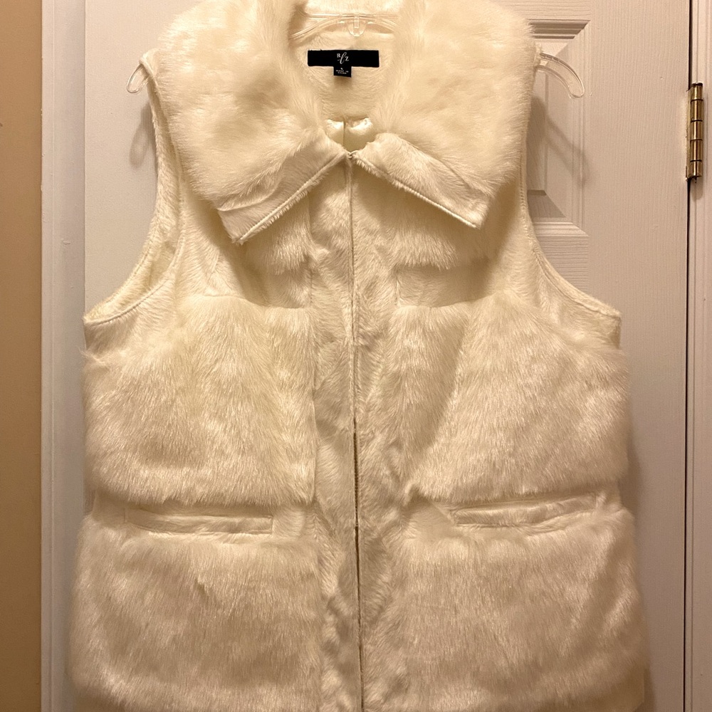 RLZ White faux fur vest, very cool, hook fasteners
